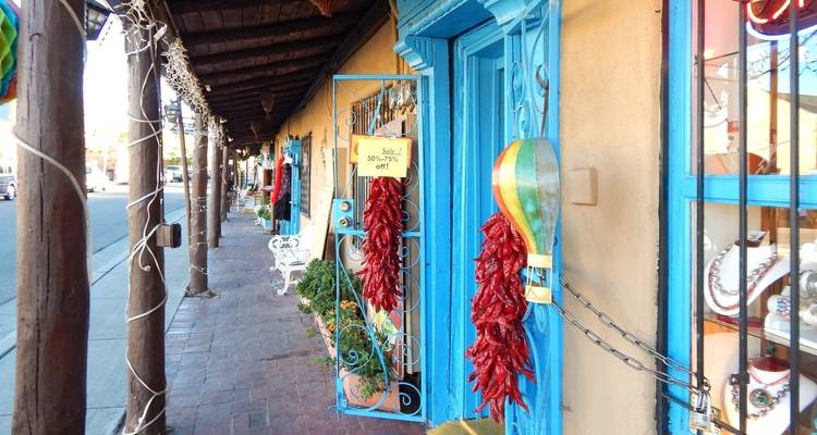 Kleurrijke winkelvoorkant die gedroogde chilipepers en souvenirs verkoopt.