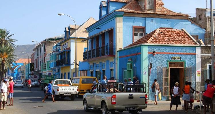 Scène de rue dans une ville colorée avec des gens et des véhicules
