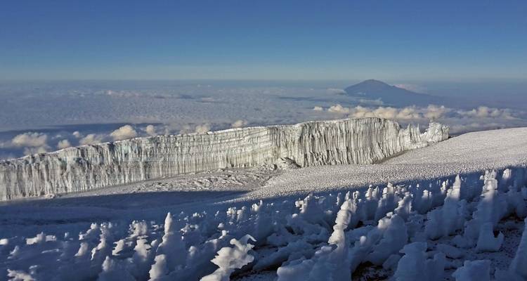 Vista panorámica de un paisaje nevado con una montaña al fondo.