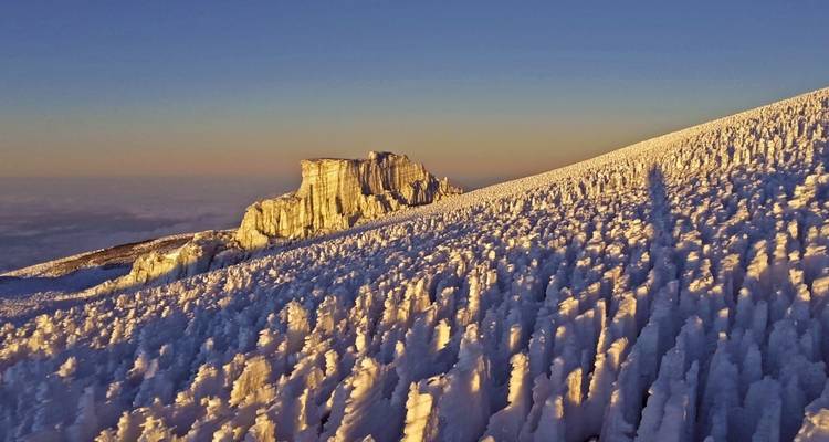 Paysage glaciaire ensoleillé avec formations de glace.