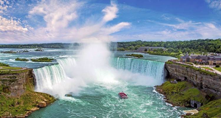 Vista impresionante de las Cataratas del Niágara con niebla y un barco.
