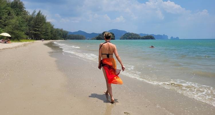 Personne marchant sur une plage tropicale.