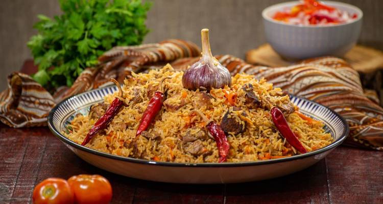 Traditioneel gerecht van plov met knoflook en chilipepers.