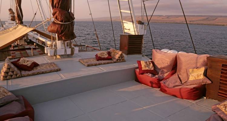 Ontspannende zithoek op een boot met uitzicht op het water.