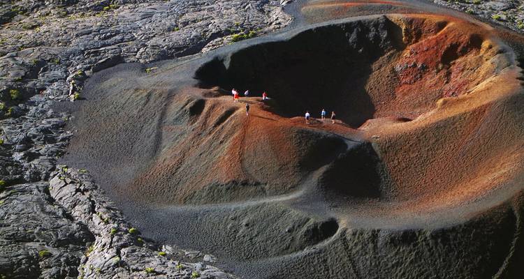 Groupe explorant un cratère volcanique.