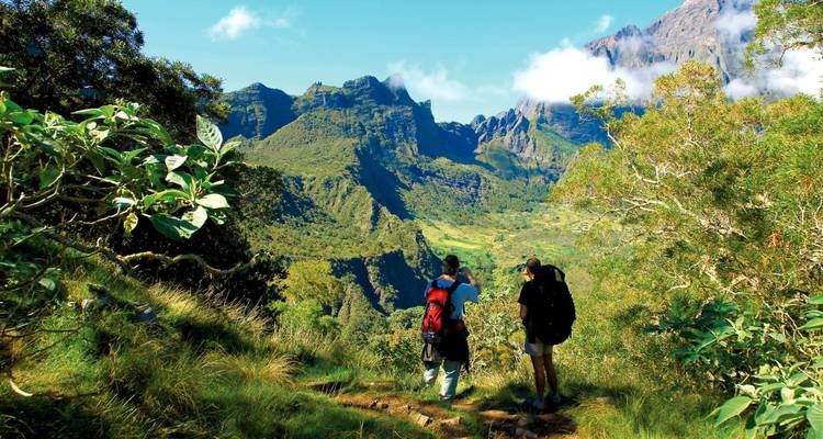 Randonneurs avec sacs à dos contemplant les montagnes.
