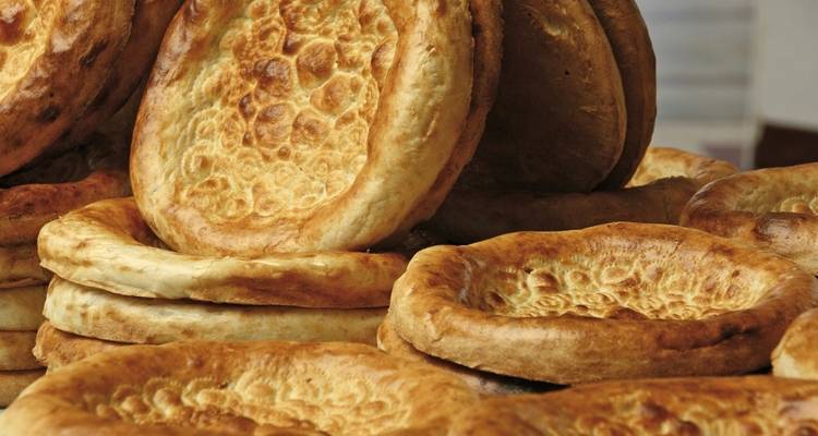 Stapel von traditionellem rundem Brot mit einer goldbraunen Kruste.