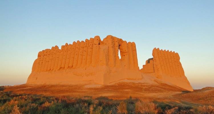 Ruines d'une ancienne forteresse au coucher du soleil.