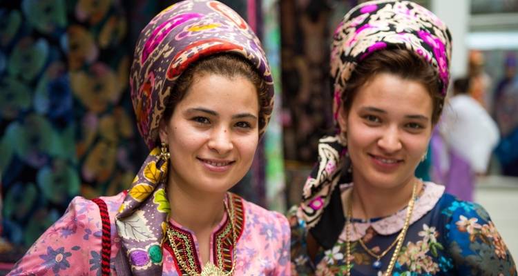 Deux femmes en vêtements traditionnels colorés qui sourient.