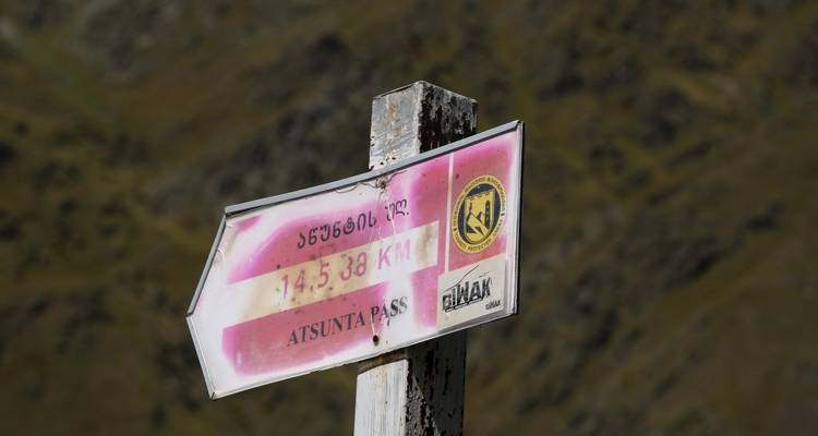 Panneau indicateur avec marquages de distance pour le Col d'Atsunta.
