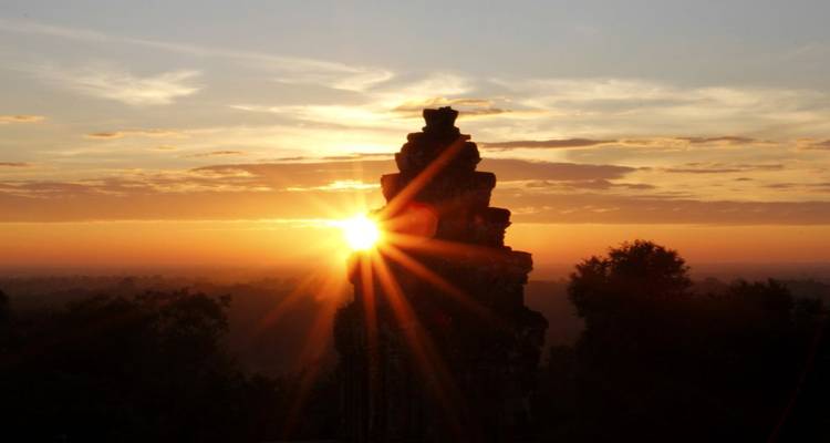 Lever de soleil sur la silhouette d'un ancien temple de pierre