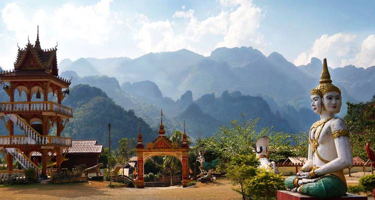 Statues bouddhistes et montagnes en arrière-plan