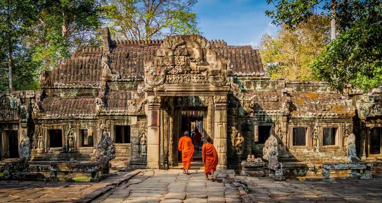 Moines bouddhistes marchant vers l'entrée d'un temple