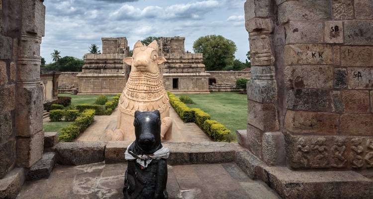 Structure de temple avec des sculptures complexes et une grande statue de Nandi.