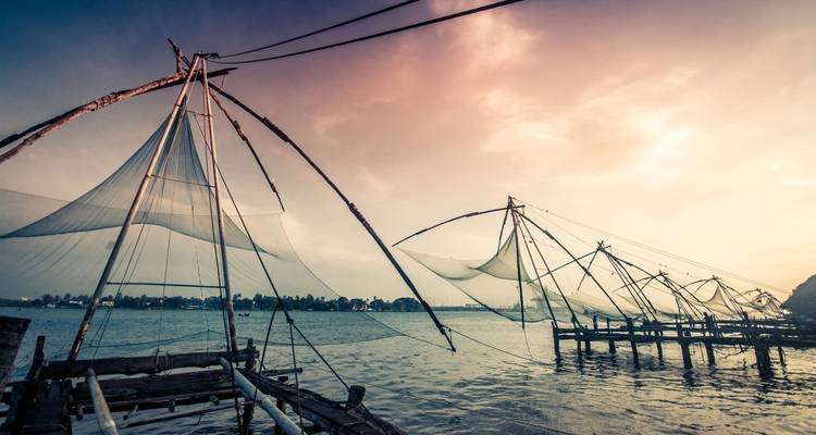 Chinese visnetten bij de zee tijdens zonsondergang.