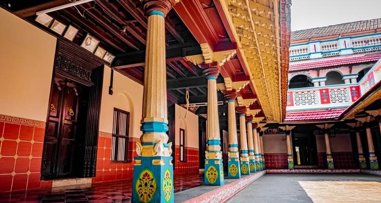 Kleurrijk interieur van een traditioneel gebouw met pilaren.