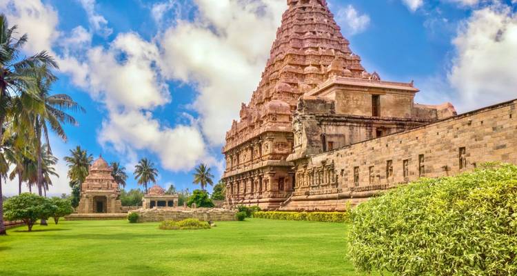 Oude Brihadeeswarar Tempel in een weelderig landschap.
