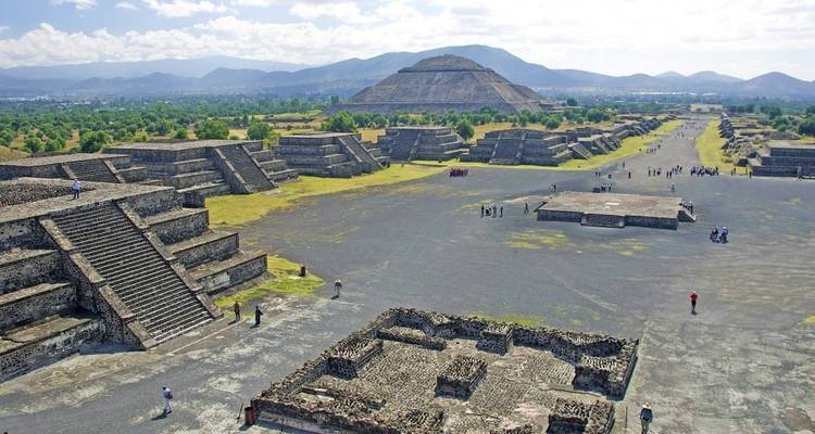 The wide stretch of the ancient city with pyramids and tourists at Teotihuacán.