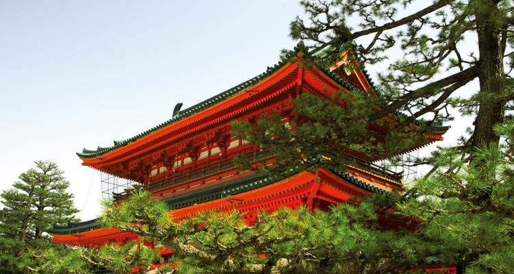 Temple japonais traditionnel aux couleurs rouge et vert éclatantes.