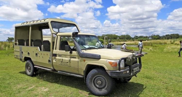 Stalking in the Savannah and in a Dugout Canoe through the Delta - DIAMIR Erlebnisreisen 8