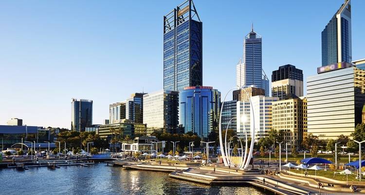 Paysage urbain montrant un front de mer et un horizon moderne à Perth, Australie.