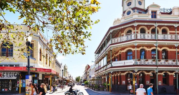 Scène de rue à Fremantle avec bâtiments historiques.