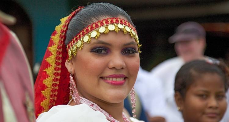 Frau in festlicher Kleidung für ein Festival.
