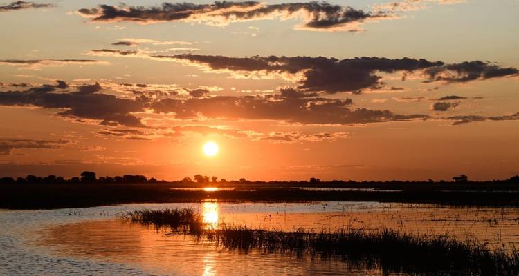 Un coucher de soleil serein sur un paysage aquatique.