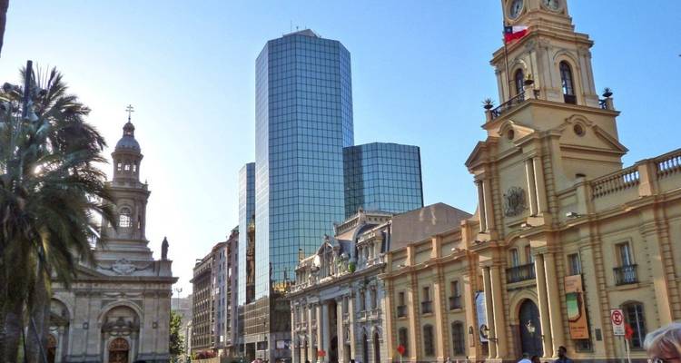 Mezcla de edificios históricos y modernos en una plaza de la ciudad.