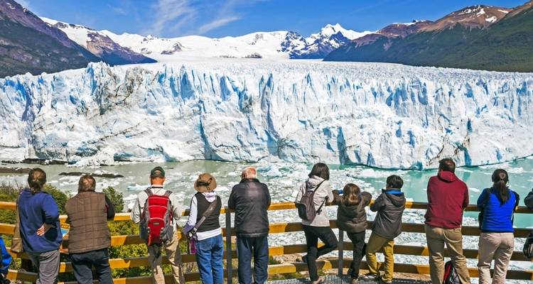 Visitantes observando el masivo glaciar Perito Moreno.
