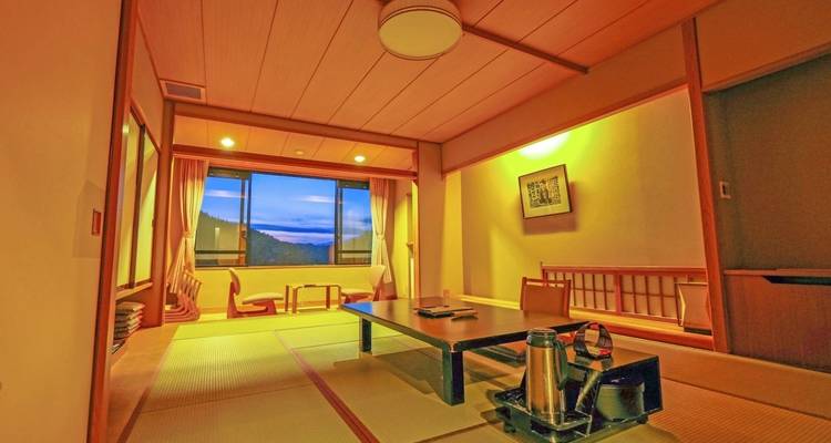 Habitación de estilo japonés con vista a la montaña