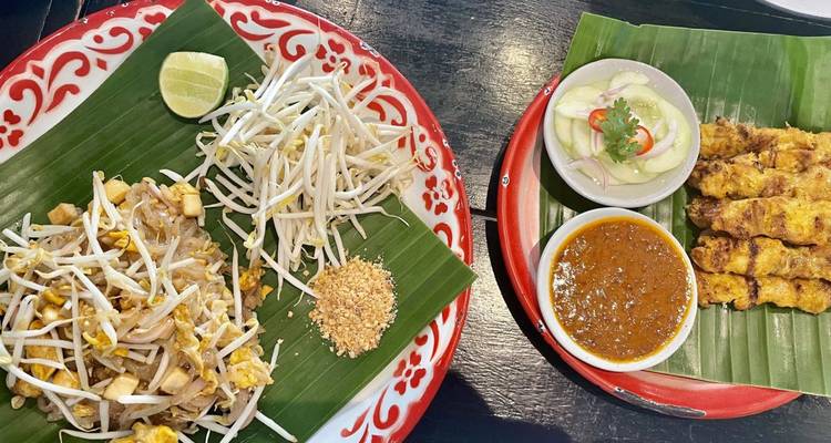 Délicieux plats thaïlandais servis sur des feuilles de bananier avec sauce de trempage.