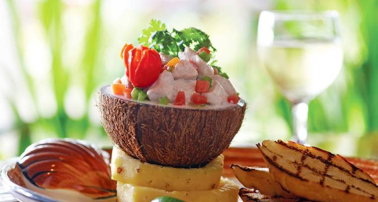 Plat fidjien garni de légumes servi dans une coque de noix de coco.
