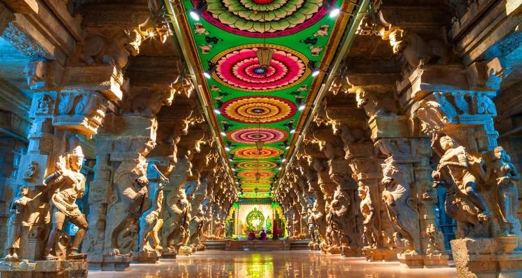 Farbenfrohe Innenausstattung eines prächtig verzierten Tempels.