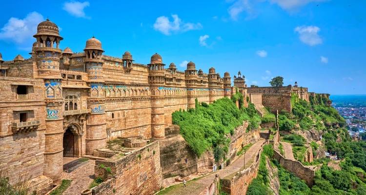 Beeindruckende Bergfestung mit ausgedehnten Befestigungsanlagen.
