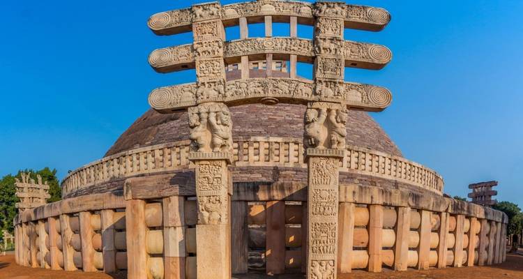 Antike Stupa mit kunstvollen Schnitzereien an steinernen Toren.