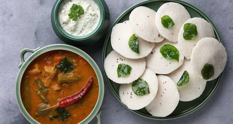 Südindische Mahlzeit mit Chutneys und Sambar.