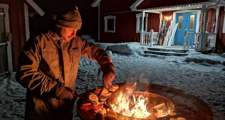 Personne qui fait griller de la nourriture dehors la nuit