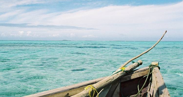 Agua turquesa vista desde un barco con un vasto horizonte.