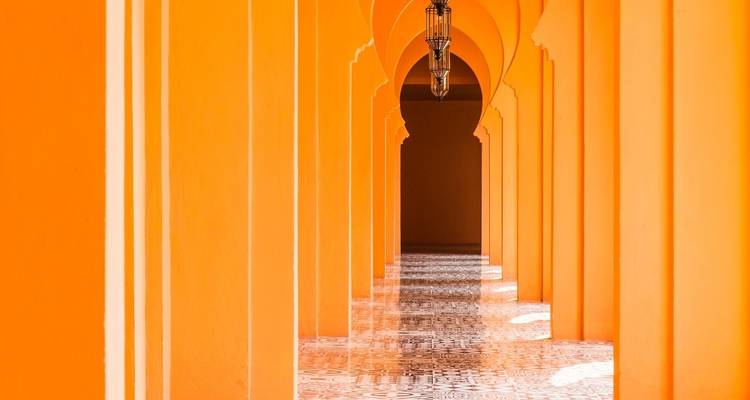 Architecturale gang met ingewikkelde patronen en bogen.