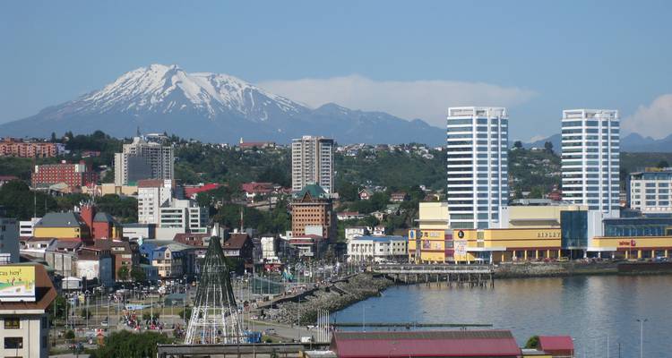 Skyline de la costa de Puerto Montt con el volcán Osorno cubierto de nieve de fondo.