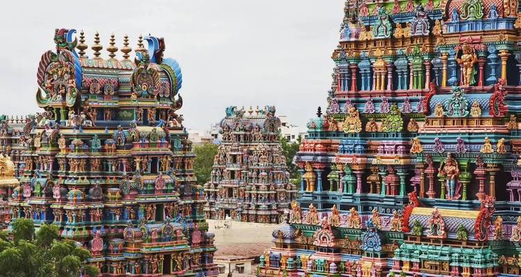 Mehrere reich verzierte Türme eines Tempels mit detaillierten Schnitzereien.