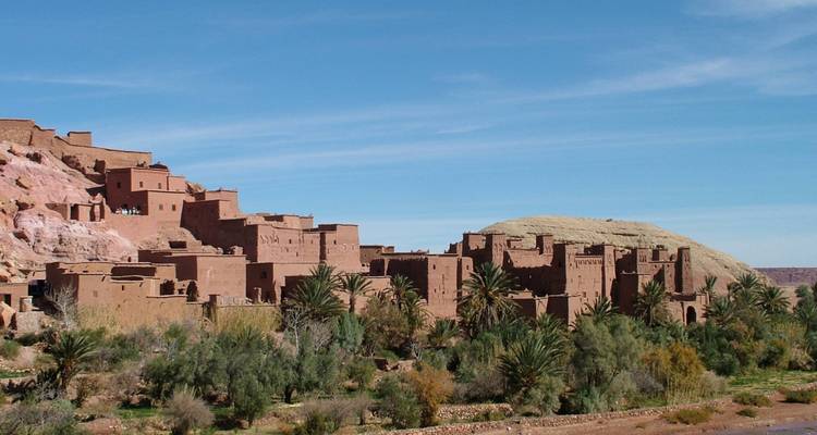 Here's the Dutch translation:
Ait Benhaddou's eeuwenoude versterkte dorp met aarden gebouwen.