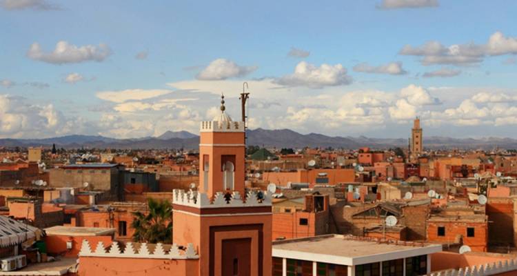 Vista de la ciudad de Marrakech con edificios tradicionales naranjas.