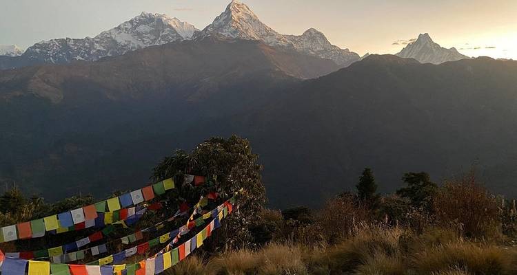 Gebirgskette mit buddhistischen Gebetsfahnen im Vordergrund.