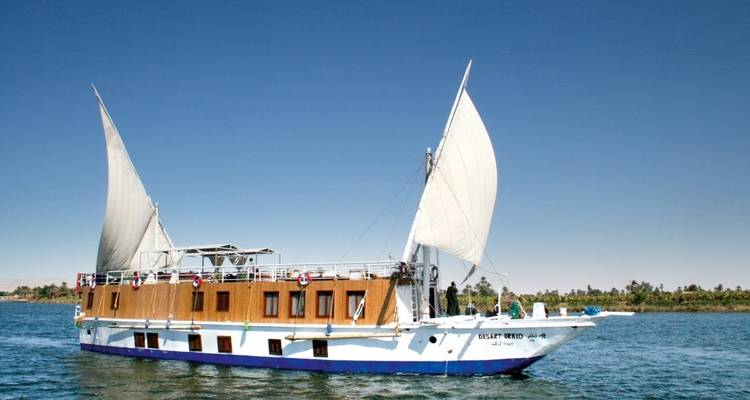 Un bateau de croisière naviguant sur le fleuve Nil.