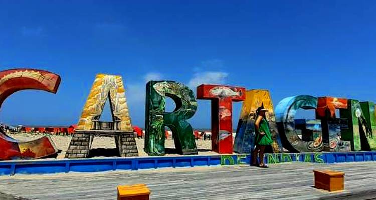 Panneau décoratif de Carthagène sur une promenade à la plage.