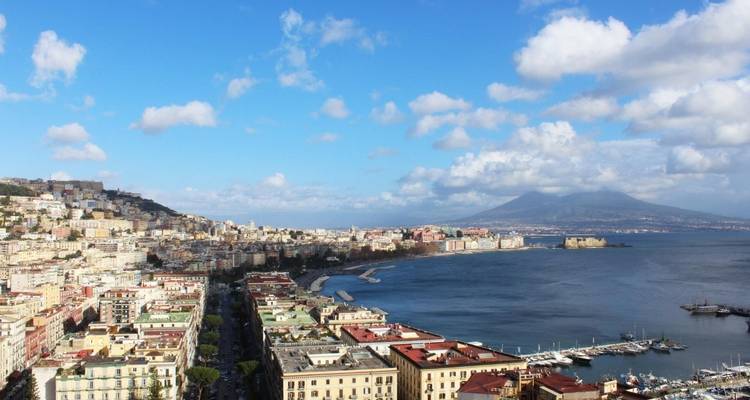 Paysage urbain de Naples avec le mont Vésuve au loin.
