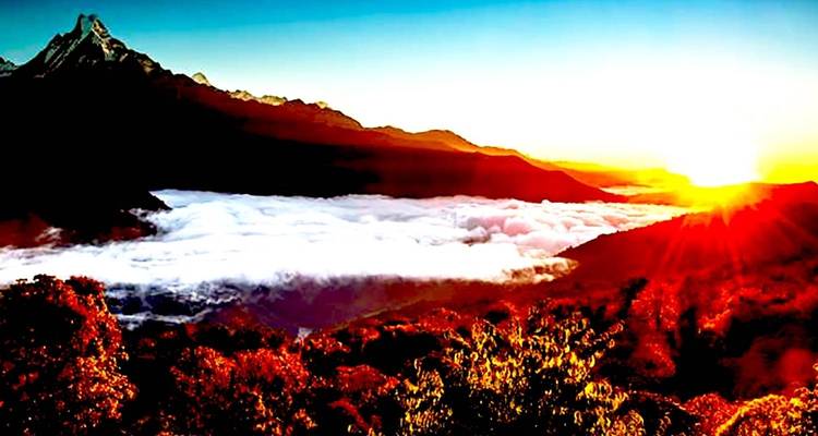 Sonnenaufgangsblick mit Wolken und Bergen