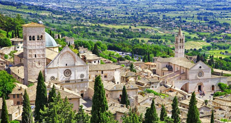 A panoramic view of a historic town with several churches.